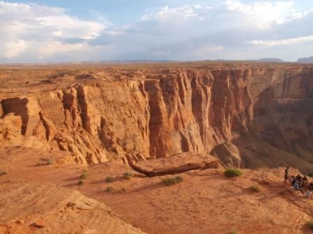 Acantilado desde el lado derecho. Ver el tono de sus rocas