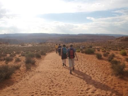 Hiking Horseshoe Bend. El camino es de fácil acceso