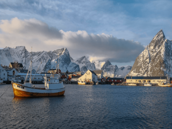 Pesca y navegación dentro de una ruta privada por Lofoten